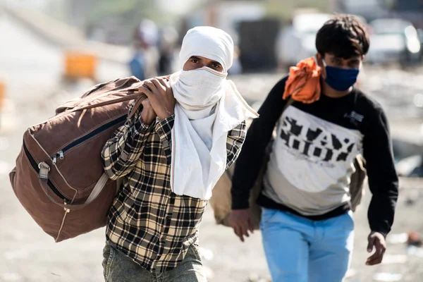 Mumbai India Mayo 2020 Trabajadores Migrantes Con Máscara Facial Caminan —  Fotos de Stock