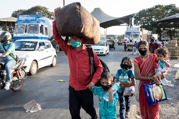 Mumbai India Травня 2020 Робітники Мігранти Одягнені Маску Ходять Багажем — стокове фото