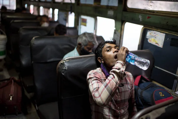 Mumbai India Mayo 2020 Trabajador Migrante Bebe Agua Mientras Regresa —  Fotos de Stock