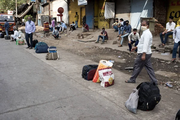 Mumbai India Mayo 2020 Los Trabajadores Migrantes Mantuvieron Equipaje Cola —  Fotos de Stock