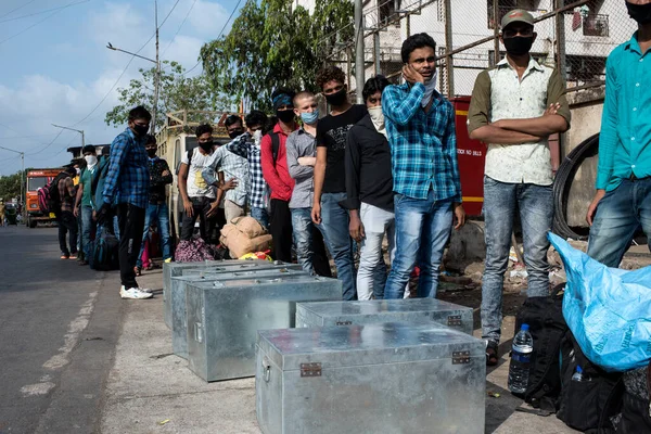 Mumbai India Mayo 2020 Trabajadores Migrantes Hacen Cola Para Abordar — Foto de Stock