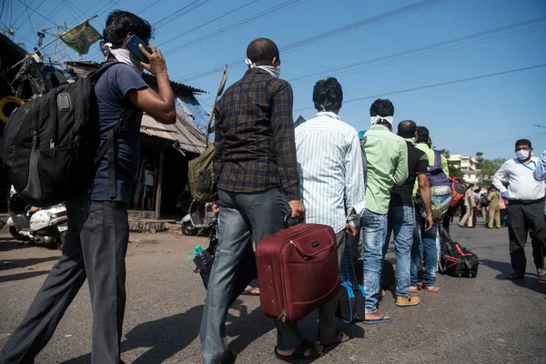 Mumbai India Mayo 2020 Trabajadores Migrantes Hacen Cola Para Abordar — Foto de Stock