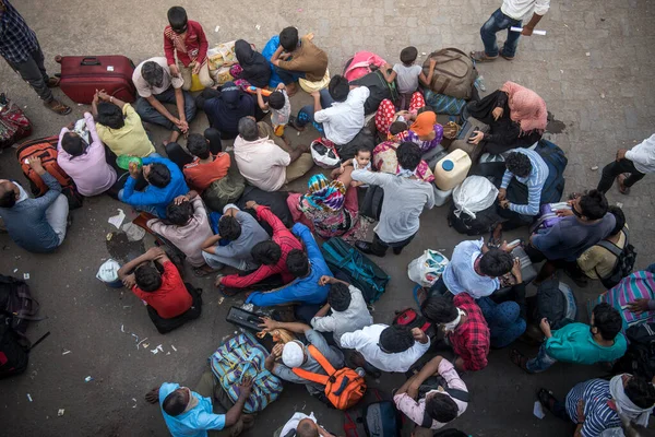 Mumbai India Mayo 2020 Trabajadores Migrantes Sientan Fuera Terminal Ferroviaria — Foto de Stock