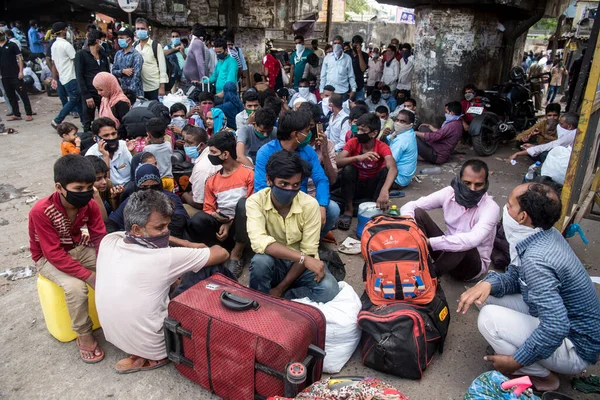 Mumbai India Května 2020 Migrující Pracovníci Sedí Před Železničním Terminálem — Stock fotografie