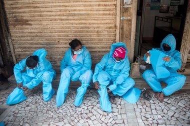 MUMBAI / INDIA - 14 Mayıs 2020: Coronavirus 'un yayılmasına karşı önleyici bir önlem olarak Dharavi gecekondu bölgesinde COVID-19 Coronavirus testine hazırlanan tıp çalışanı.