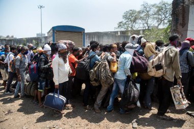 MUMBAI / INDIA - 14 Mayıs 2020: Göçmen işçiler, Coronavirus 'un yayılmasına karşı önleyici bir önlem olarak, yurt çapındaki tecrit sırasında evlerine dönüş yolculuklarında özel trene binmeye çalışıyorlar.