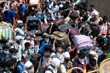 MUMBAI / INDIA - 14 Mayıs 2020: Göçmen işçiler, Coronavirus 'un yayılmasına karşı önleyici bir önlem olarak, yurt çapındaki tecrit sırasında evlerine dönüş yolculuklarında özel trene binmeye çalışıyorlar.
