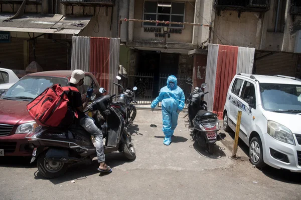 Mumbai India Травня 2020 Медичний Працівник Прибуває Провести Тест Коронавірус — стокове фото