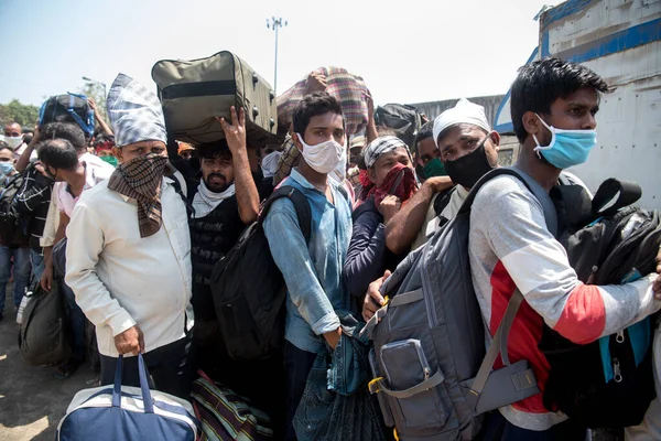 Mumbai India Mayo 2020 Los Trabajadores Migrantes Con Equipaje Están — Foto de Stock