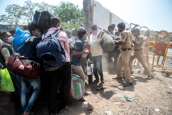 Mumbai India Mayo 2020 Policía Intenta Controlar Multitud Trabajadores Migrantes — Foto de Stock