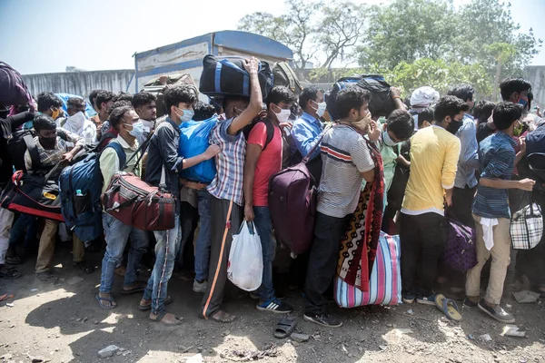 Mumbai India Mayo 2020 Los Trabajadores Migrantes Con Equipaje Están —  Fotos de Stock