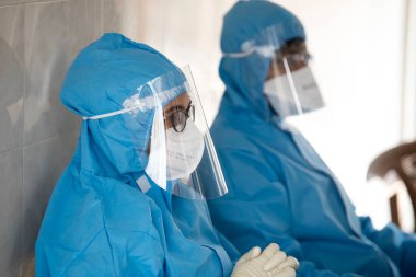 MUMBAI / INDIA - MAYIS 16, 2020: COVID-19 Coronavirus salgını sırasında bir hastayı sağlık görevlisi bekliyor.