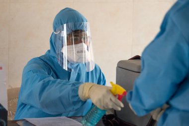 MUMBAI / INDIA - MAYIS 16, 2020: COVID-19 Coronavirus salgını sırasında bir hastayı sağlık görevlisi bekliyor.