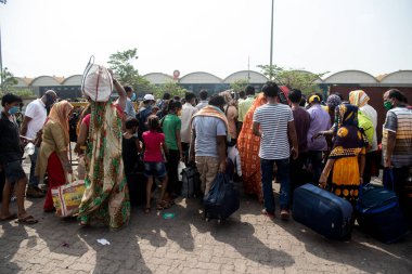 MUMBAI / INDIA - 16 Mayıs 2020: Lokmanya Tilak tren istasyonunun dışındaki göçmen işçi kalabalığı, koronavirüsün yayılmasına karşı önleyici bir önlem olarak ülke çapındaki tecrit sırasında kendi yerlerini almak üzere özel bir trene bindikleri için eksi.