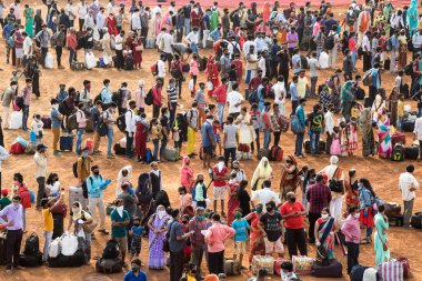 MUMBAI / INDIA - 16 Mayıs 2020: Göçmen işçiler, Wadala 'daki bir araziden otobüse binip, özel bir trene binip ülke çapındaki tecrit sırasında doğal yerlerini geri almak üzere, onları tren istasyonuna götürmek için geldiler.