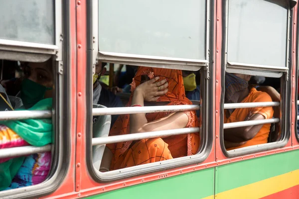 Mumbai India Mayo 2020 Trabajadores Migrantes Con Máscara Facial Sientan —  Fotos de Stock