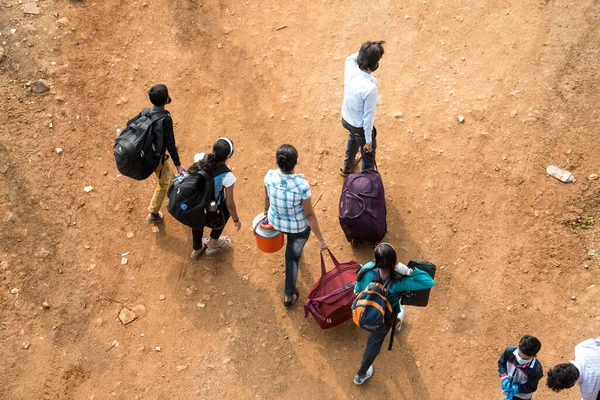 Mumbai Indien Mai 2020 Wanderarbeiter Steigen Einen Bus Einem Bahnübergang — Stockfoto