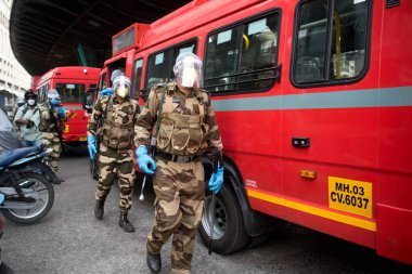 MUMBAI / INDIA - 20 Mayıs 2020: Merkezi Endüstriyel Güvenlik Gücü (CISF), koronavirüsün yayılmasına karşı önleyici bir önlem olarak Mumbai sokaklarında devriye gezmeye hazırlanıyor.