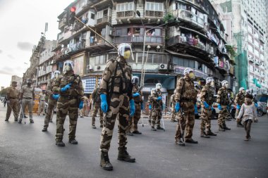 MUMBAI / INDIA - 20 Mayıs 2020: Merkezi Endüstriyel Güvenlik Gücü (CISF), koronavirüsün yayılmasına karşı önleyici bir önlem olarak, Bhendi Çarşısı sokaklarında devriye için maske takıyor