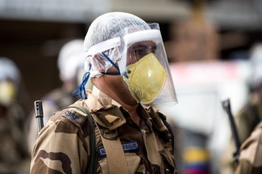 MUMBAI / INDIA - 20 Mayıs 2020: Merkezi Endüstriyel Güvenlik Gücü (CISF), koronavirüsün yayılmasına karşı önleyici bir önlem olarak, Bhendi Çarşısı sokaklarında devriye için maske takıyor.