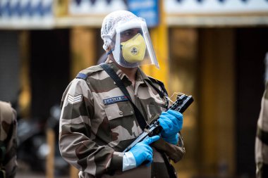 MUMBAI / INDIA - 20 Mayıs 2020: Merkezi Endüstriyel Güvenlik Gücü (CISF), koronavirüsün yayılmasına karşı önleyici bir önlem olarak, Bhendi Çarşısı sokaklarında devriye için maske takıyor.