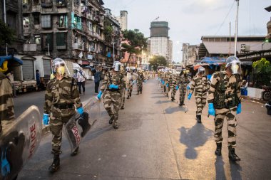 MUMBAI / INDIA - 20 Mayıs 2020: Merkezi Endüstriyel Güvenlik Gücü (CISF), koronavirüsün yayılmasına karşı önleyici bir önlem olarak Bhendi Çarşısı sokaklarında maske takıyor.