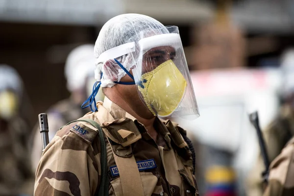 MUMBAI / INDIA - 20 Mayıs 2020: Merkezi Endüstriyel Güvenlik Gücü (CISF), koronavirüsün yayılmasına karşı önleyici bir önlem olarak, Bhendi Çarşısı sokaklarında devriye için maske takıyor.