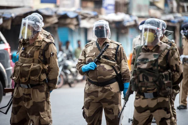MUMBAI / INDIA - 20 Mayıs 2020: Merkezi Endüstriyel Güvenlik Gücü (CISF), koronavirüsün yayılmasına karşı önleyici bir önlem olarak, Bhendi Çarşısı sokaklarında devriye için maske takıyor.