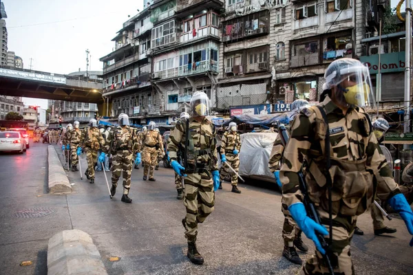 MUMBAI / INDIA - 20 Mayıs 2020: Merkezi Endüstriyel Güvenlik Gücü (CISF), koronavirüsün yayılmasına karşı önleyici bir önlem olarak Bhendi Çarşısı sokaklarında maske takıyor.
