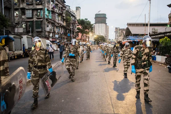 MUMBAI / INDIA - 20 Mayıs 2020: Merkezi Endüstriyel Güvenlik Gücü (CISF), koronavirüsün yayılmasına karşı önleyici bir önlem olarak Bhendi Çarşısı sokaklarında maske takıyor.