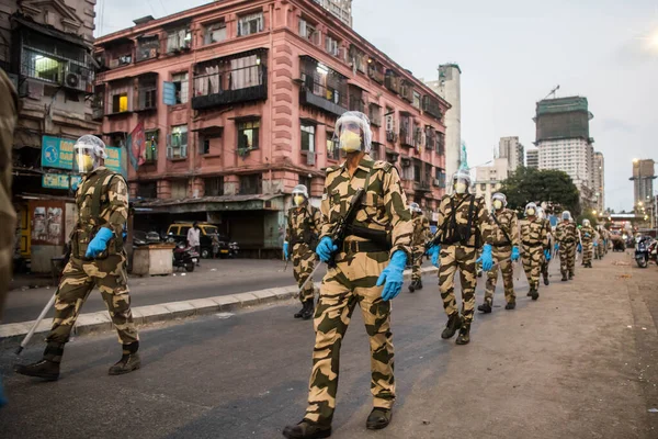 MUMBAI / INDIA - 20 Mayıs 2020: Merkezi Endüstriyel Güvenlik Gücü (CISF), koronavirüsün yayılmasına karşı önleyici bir önlem olarak Bhendi Çarşısı sokaklarında maske takıyor.