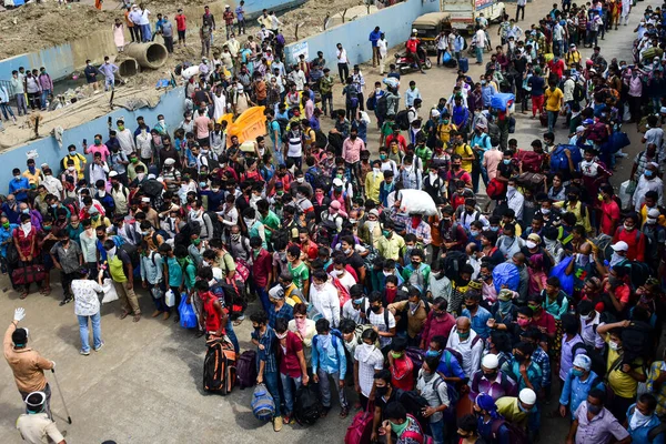 Mumbai India Maggio 2020 Una Folla Lavoratori Migranti Capolinea Ferroviario — Foto Stock