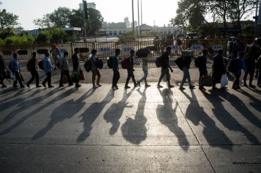 MUMBAI / INDIA - 24 Mayıs 2020: Göçmen işçiler Chhatrapati Shivaji Maharaj demiryolu terminaline dönüş yolunda özel trene bindikleri için kuyruğa girdiler.