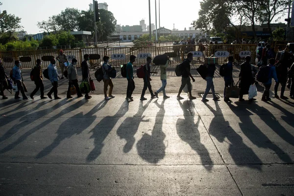 Mumbai India May 2020 Migrant Workers Stand Queue Arrives Chhatrapati — Stock Photo, Image