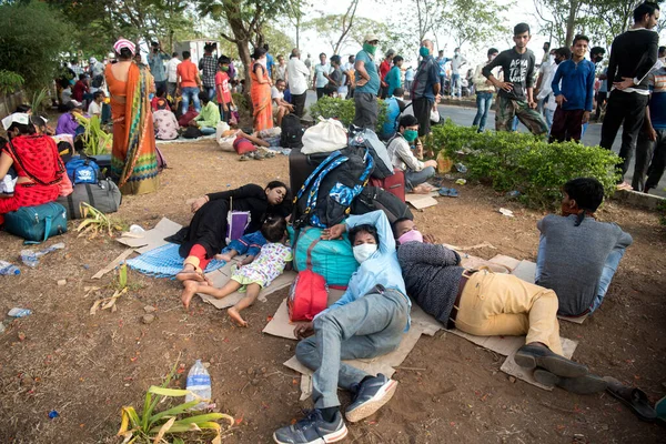 Mumbai India Mayo 2020 Familiares Trabajadores Migrantes Sientan Junto Carretera — Foto de Stock