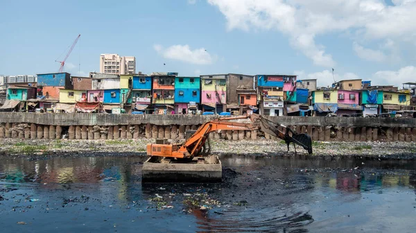 MUMBAI / INDIA - 27 Mayıs 2020: Mumbai Belediyesi 'nin Gyaneshwar Nagar, Bandra' daki (Doğu Bölgesi) muson öncesi çalışmaları sırasında mithi nehrinden atık madde temizleyen yüzen kazıcı