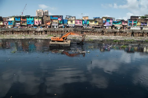 MUMBAI / INDIA - 27 Mayıs 2020: Mumbai Belediyesi 'nin Gyaneshwar Nagar, Bandra' daki (Doğu Bölgesi) muson öncesi çalışmaları sırasında mithi nehrinden atık madde temizleyen yüzen kazıcı