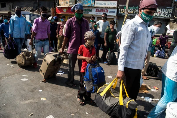 Mumbai India Maj 2020 Pracownicy Migrujący Stoją Kolejce Aby Wsiąść — Zdjęcie stockowe