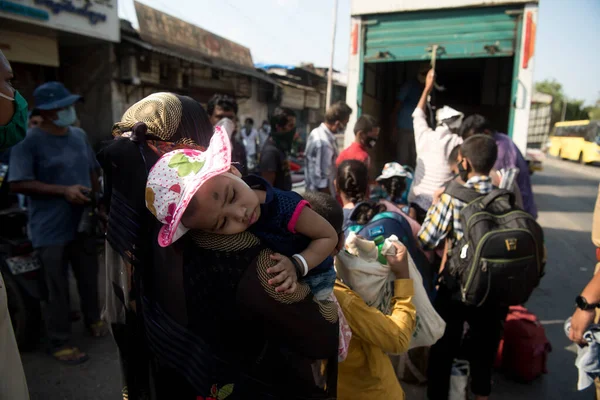 Mumbai India Maj 2020 Pracownicy Migrujący Członkami Rodziny Stoją Kolejce — Zdjęcie stockowe