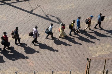 MUMBAI / INDIA - 30 Mayıs 2020: Göçmen işçiler, Coronavirus 'un yayılmasına karşı önleyici bir önlem olarak ülke çapındaki tecrit sırasında eve dönüş yolculuklarında özel trene bindikleri için Lokmanya Tilak tren istasyonuna kuyrukta bekliyor