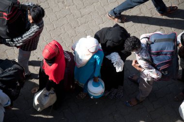 MUMBAI / INDIA - 30 Mayıs 2020: Göçmen işçiler, Coronavirus 'un yayılmasına karşı önleyici bir önlem olarak ülke çapındaki tecrit sırasında eve dönüş yolculuklarında özel trene bindikleri için Lokmanya Tilak tren istasyonuna kuyrukta bekliyor