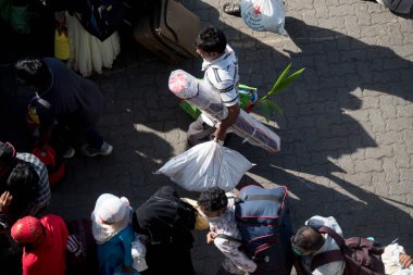 MUMBAI / INDIA - 30 Mayıs 2020: Göçmen işçiler, Coronavirus 'un yayılmasına karşı önleyici bir önlem olarak ülke çapındaki tecrit sırasında eve dönüş yolculuklarında özel trene bindikleri için Lokmanya Tilak tren istasyonuna kuyrukta bekliyor