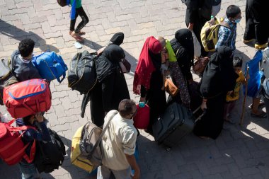 MUMBAI / INDIA - 30 Mayıs 2020: Göçmen işçiler, Coronavirus 'un yayılmasına karşı önleyici bir önlem olarak ülke çapındaki tecrit sırasında eve dönüş yolculuklarında özel trene bindikleri için Lokmanya Tilak tren istasyonuna kuyrukta bekliyor