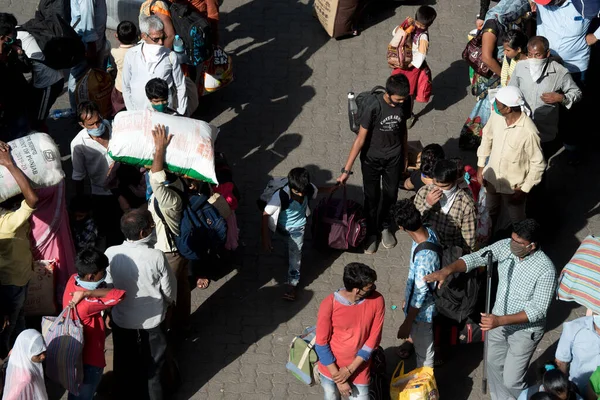 Mumbai India Mayo 2020 Trabajadores Migrantes Cola Llegan Terminal Ferroviaria — Foto de Stock