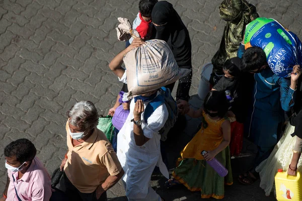 MUMBAI / INDIA - 30 Mayıs 2020: Göçmen işçiler, Coronavirus 'un yayılmasına karşı önleyici bir önlem olarak ülke çapındaki tecrit sırasında eve dönüş yolculuklarında özel trene bindikleri için Lokmanya Tilak tren istasyonuna kuyrukta bekliyor