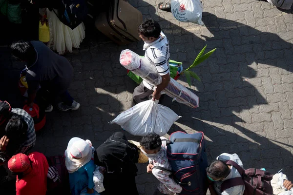 MUMBAI / INDIA - 30 Mayıs 2020: Göçmen işçiler, Coronavirus 'un yayılmasına karşı önleyici bir önlem olarak ülke çapındaki tecrit sırasında eve dönüş yolculuklarında özel trene bindikleri için Lokmanya Tilak tren istasyonuna kuyrukta bekliyor