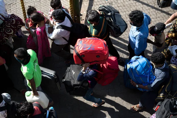 MUMBAI / INDIA - 30 Mayıs 2020: Göçmen işçiler, Coronavirus 'un yayılmasına karşı önleyici bir önlem olarak ülke çapındaki tecrit sırasında eve dönüş yolculuklarında özel trene bindikleri için Lokmanya Tilak tren istasyonuna kuyrukta bekliyor