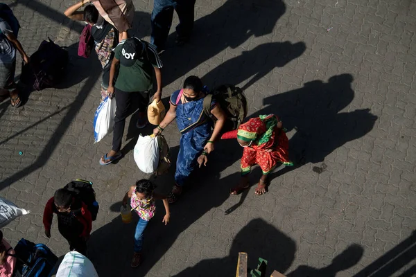 MUMBAI / INDIA - 30 Mayıs 2020: Göçmen işçiler, Coronavirus 'un yayılmasına karşı önleyici bir önlem olarak ülke çapındaki tecrit sırasında eve dönüş yolculuklarında özel trene bindikleri için Lokmanya Tilak tren istasyonuna kuyrukta bekliyor