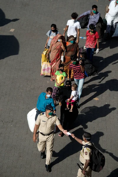 Mumbai India Mayo 2020 Trabajadores Migrantes Cola Llegan Terminal Ferroviaria — Foto de Stock