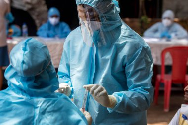 MUMBAI / INDIA - 10 Haziran 2020: Bir tıbbi personel COVID-19 Coronavirus test sürücüsü Dharavi 'den COVID-19 Coronavirus salgını sırasında örnek alır